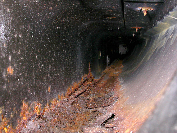 Audi oxidado junto al río Elba