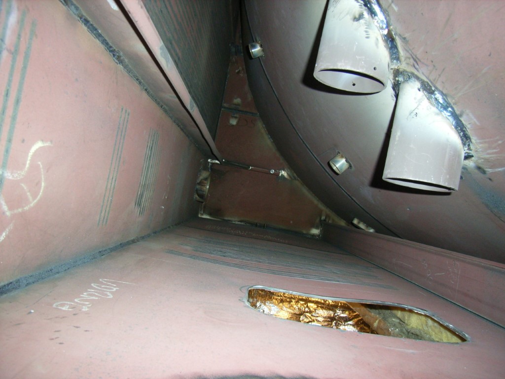 Cavidades alrededor de marcos de ventanas en el exterior del barco