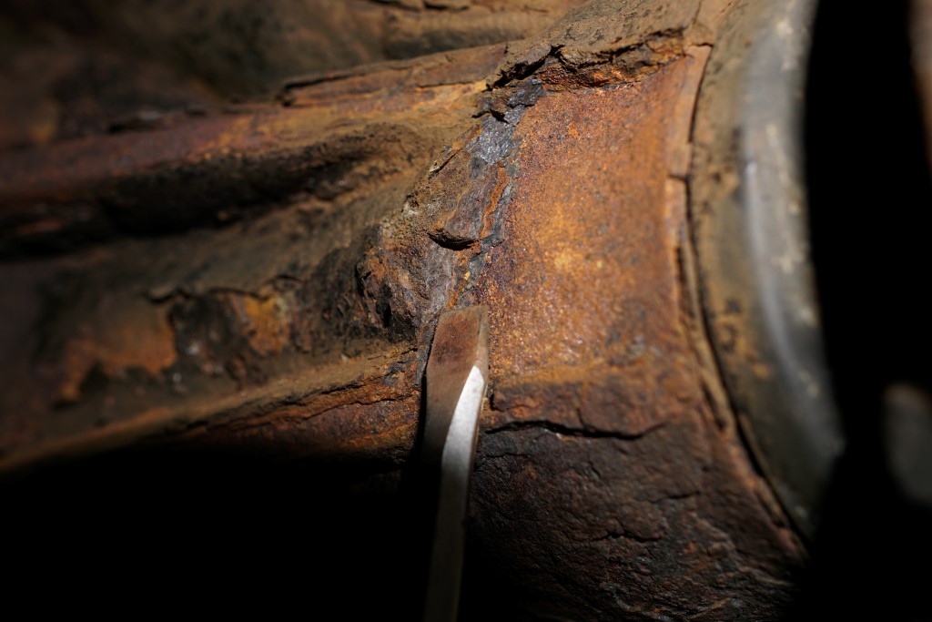 Toyota HZJ 78 - detalle de capas de óxido estratificadas