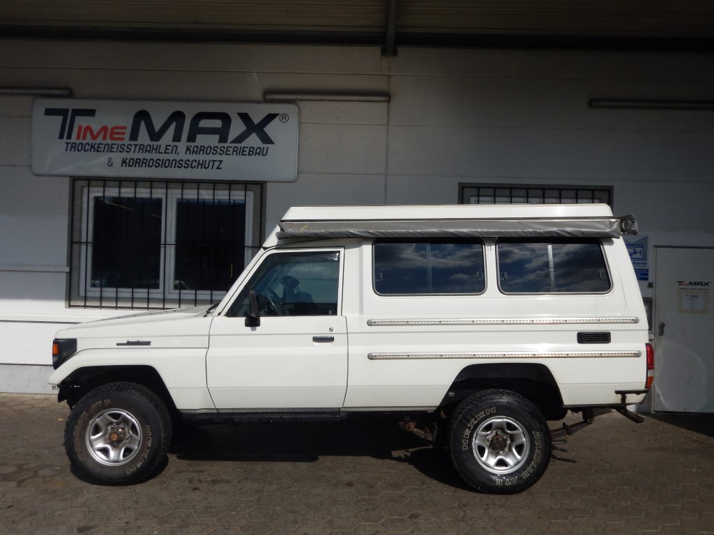 Toyota HZJ 78 - bajos con corrosión severa - vista general