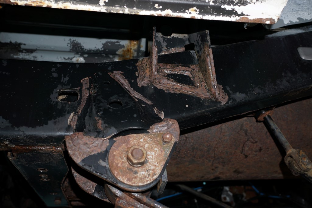 Toyota HZJ 78 - bajos finalizados con pintura y grasa - vista general