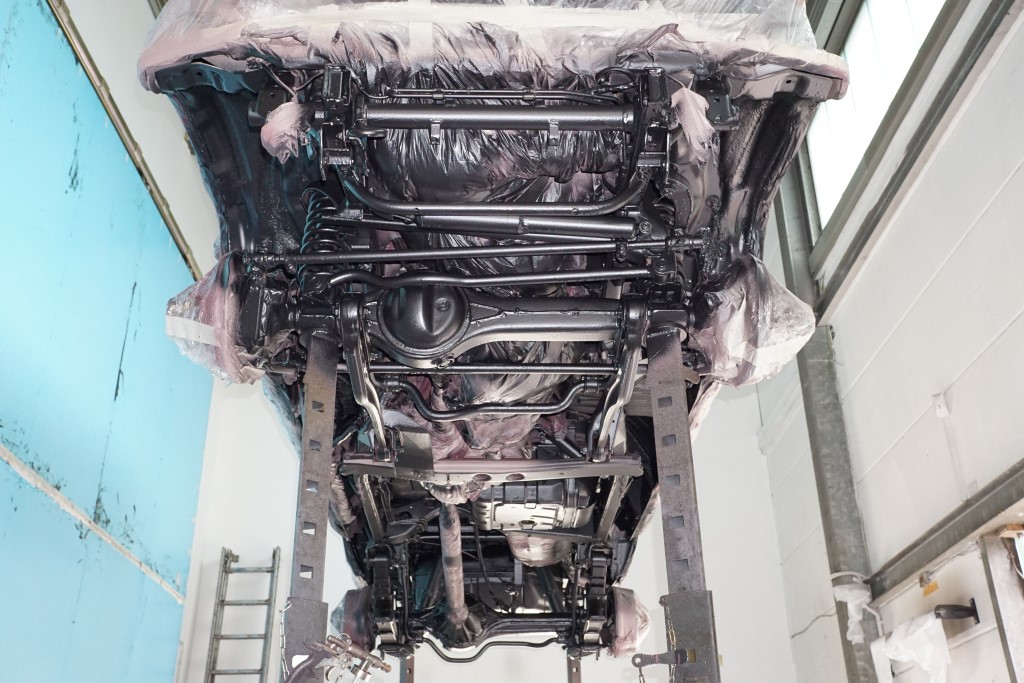 Toyota HZJ 78 - parte delantera tras el tratamiento completo