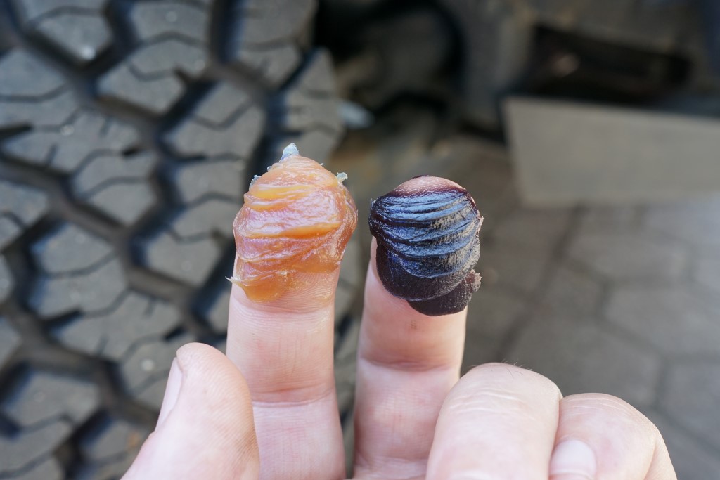 Detalle de la aplicación de grasa en costuras soldadas